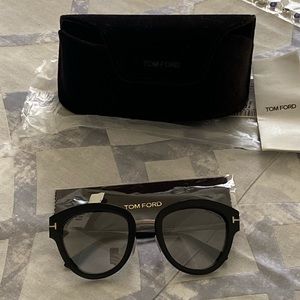 NWT-TOM FORD Sunglasses Mia-02 FT0574/S
14C Black/Grey